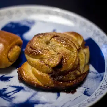 Brioches à la cardamome sur une assiette bleue et blanche