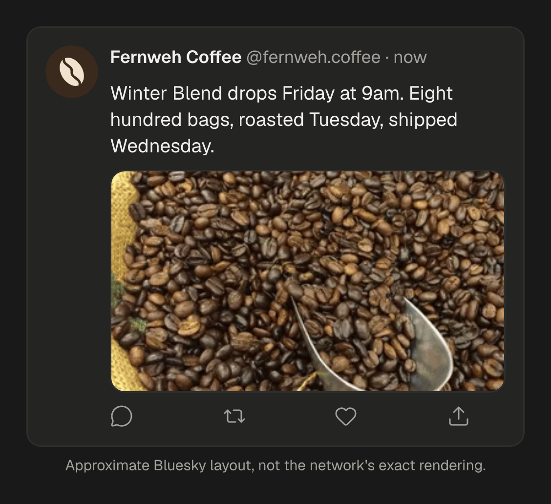Ein Beitrag, wie er auf X, LinkedIn und Bluesky aussehen wird, mit einem Foto von Kaffeebohnen und dem Text zu einer Produkteinführung.